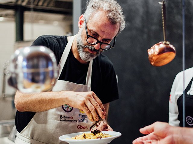massimo-bottura-grembiule-apron-food-for-soul-giblors-refettorio-gastromotiva-photo-by-angelo-dal-bo